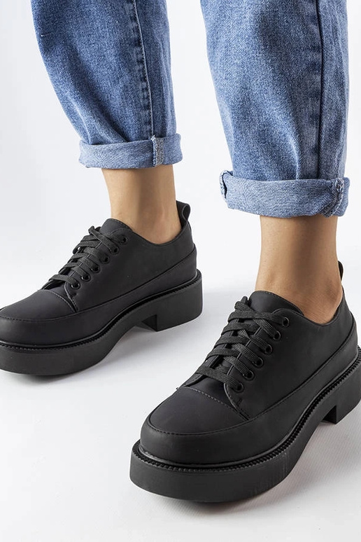 Sapatos pretos baixos Merico