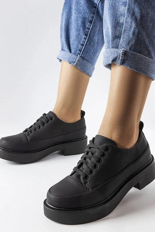 Sapatos pretos baixos Merico