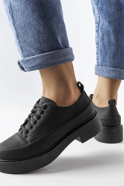 Sapatos pretos baixos Merico