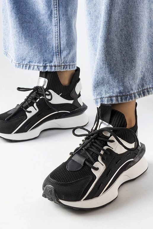 Tênis estilosos preto e branco começa