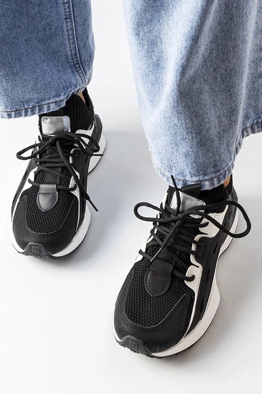 Tênis estilosos preto e branco começa