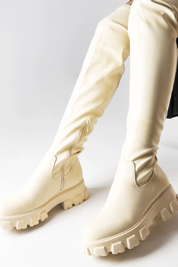 Botas acima do joelho em...