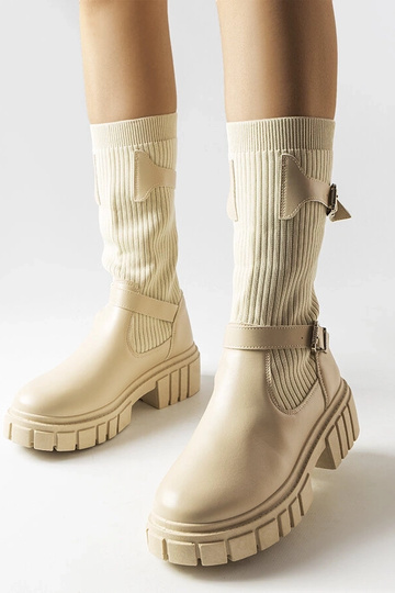 Botas bege estilosas com...