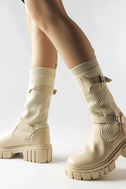 Botas bege estilosas com cano...