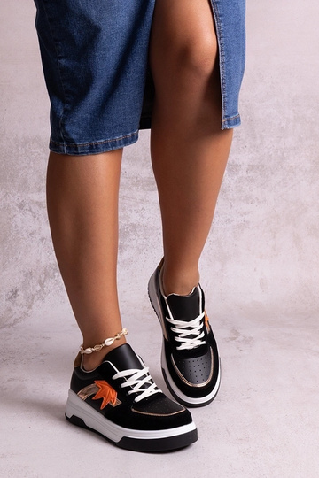 Tênis pretos de camurça...