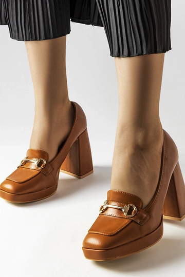 Scarpin marrom com salto...