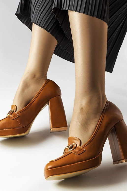 Scarpin marrom com salto geométrico... Scarpin marrom com salto geométrico...