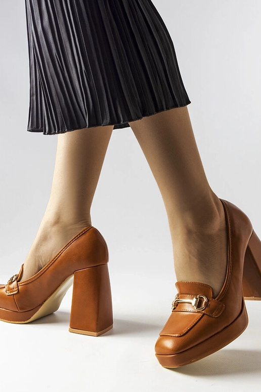 Scarpin marrom com salto geométrico... Scarpin marrom com salto geométrico...