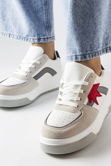 Ténis brancos com forro de...