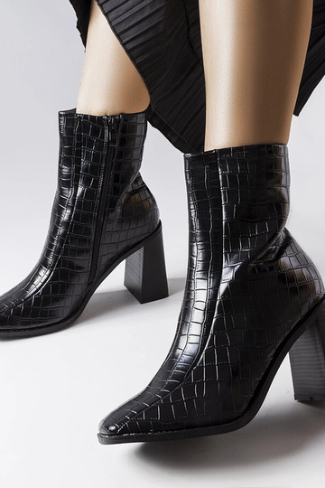 Botins pretos com imitação...