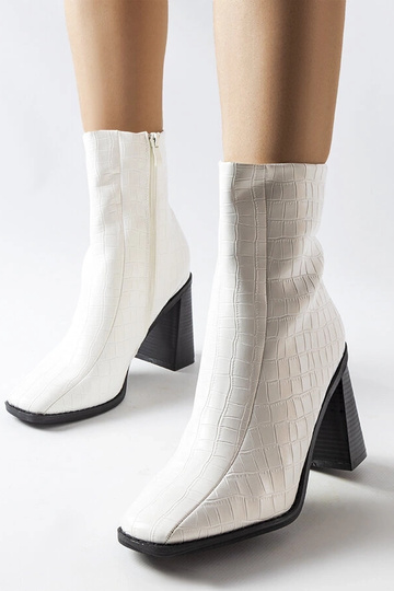 Botins brancos Belluci com imitação de pele de crocodilo