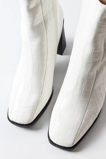 Botins brancos Belluci com imitação de pele de crocodilo 2