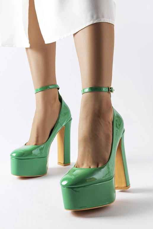 Sapatos verdes de verniz com salto...
