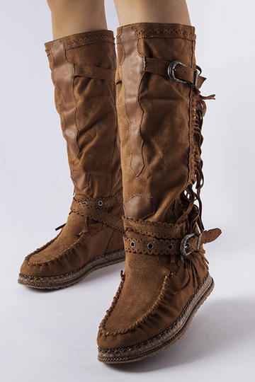 Botas castanhas com cunha...