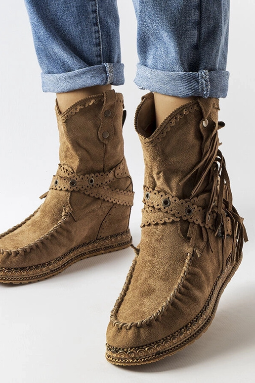 Botas Teodata marrom escuro com salto...