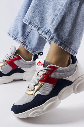 Sapatos esportivos cinza...