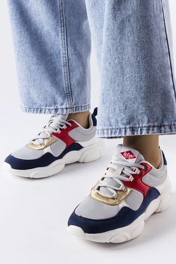 Sapatos esportivos cinza... 2