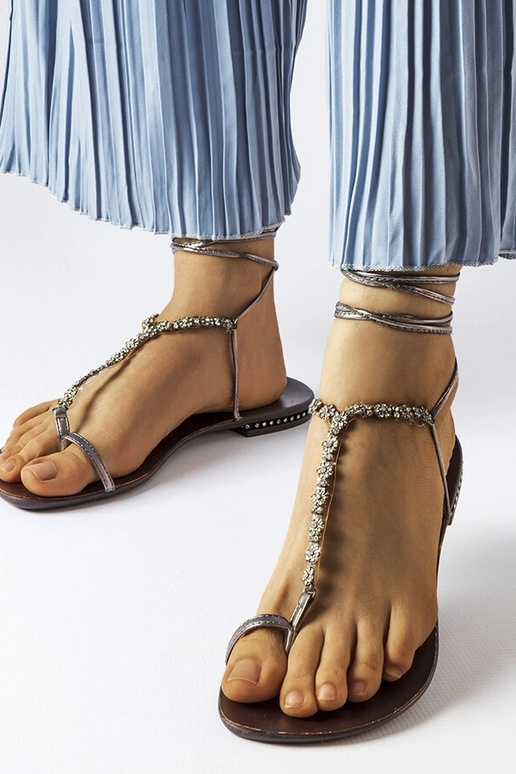 Sandália cinza escuro com zircônias...