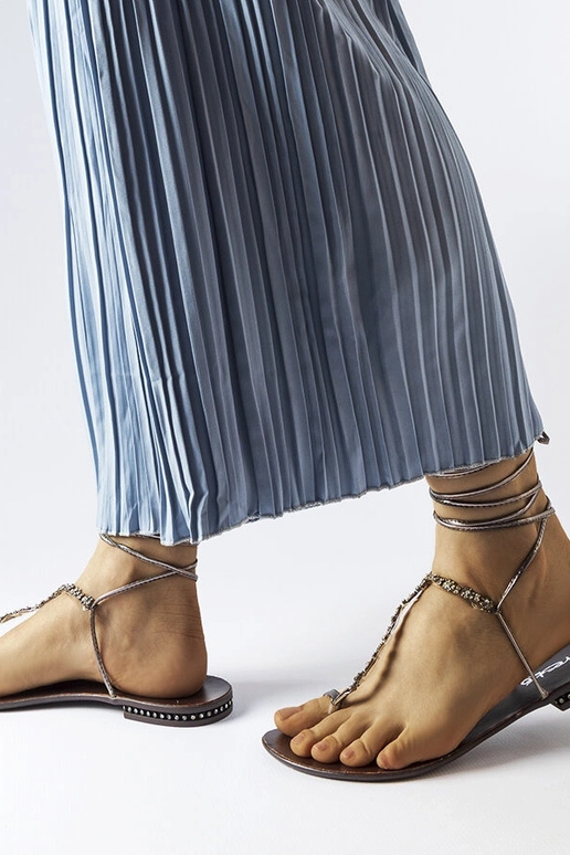 Sandália cinza escuro com zircônias...