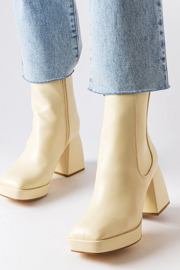 Botas em cor areia em salto...