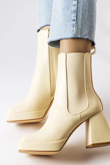 Botas em cor areia em salto... 2