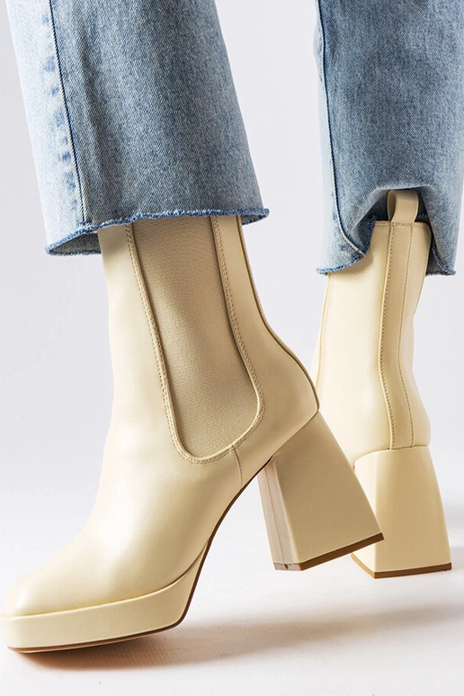 Botas em cor areia em salto grosso,... Botas em cor areia em salto grosso,...