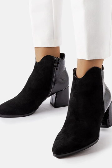 Botas isoladas pretas de...