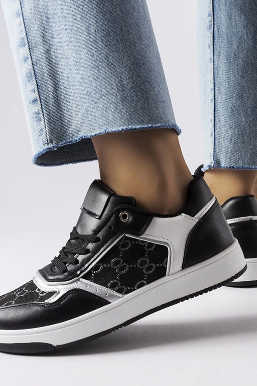 Tênis preto decorado com monograma de...