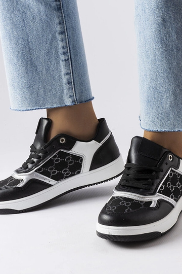 Tênis preto decorado com... 2