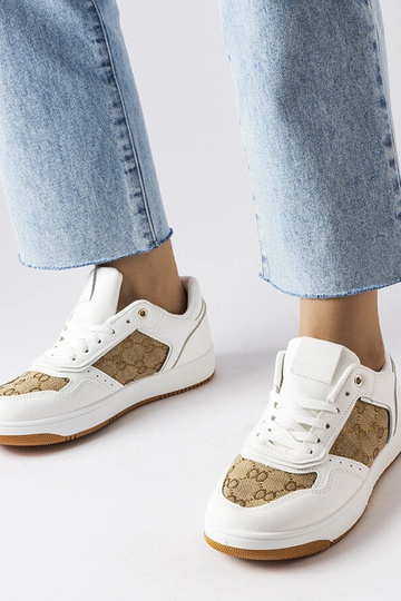 Tênis branco decorado com...