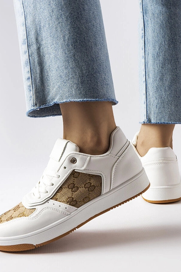 Tênis branco decorado com... 2