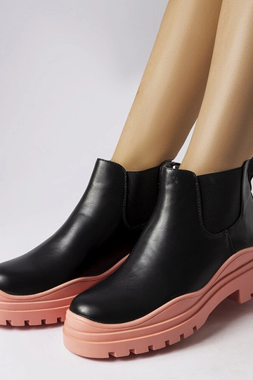 Botins pretos sobre...