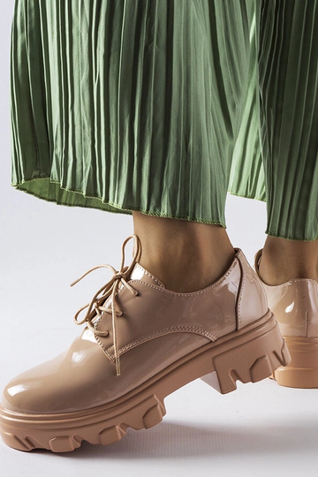 Sapatos de couro envernizado bege Kelly