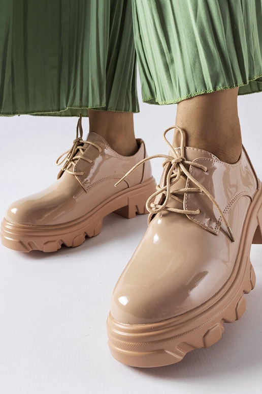 Sapatos de couro envernizado bege Kelly