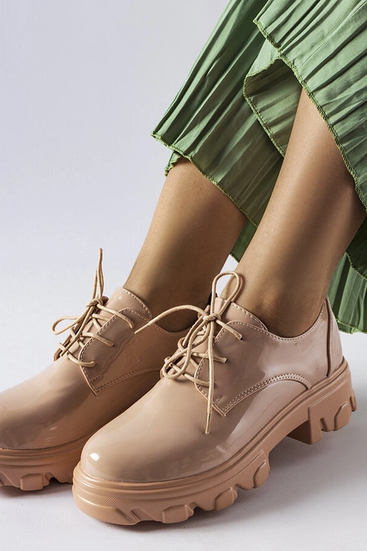 Sapatos de couro envernizado bege Kelly