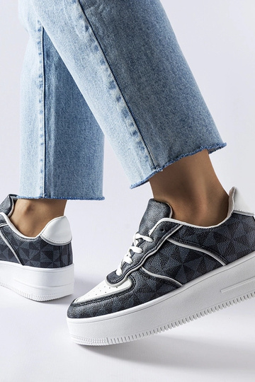 Tênis preto decorado com o...