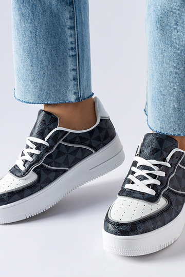 Tênis preto decorado com o... 2