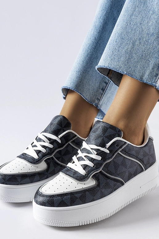 Tênis preto decorado com o monograma...