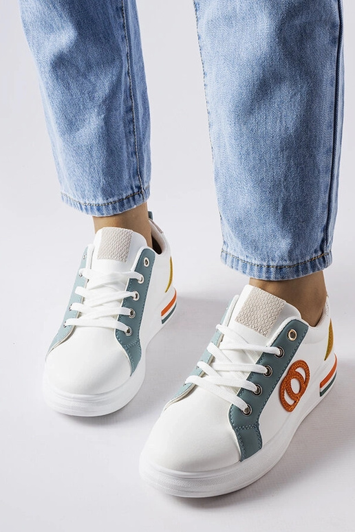 Tênis branco com apliques coloridos...