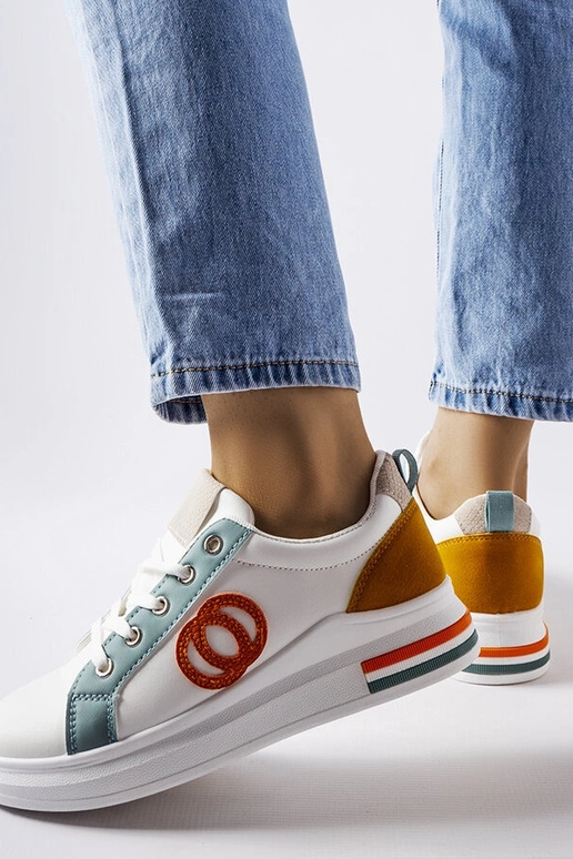 Tênis branco com apliques coloridos...