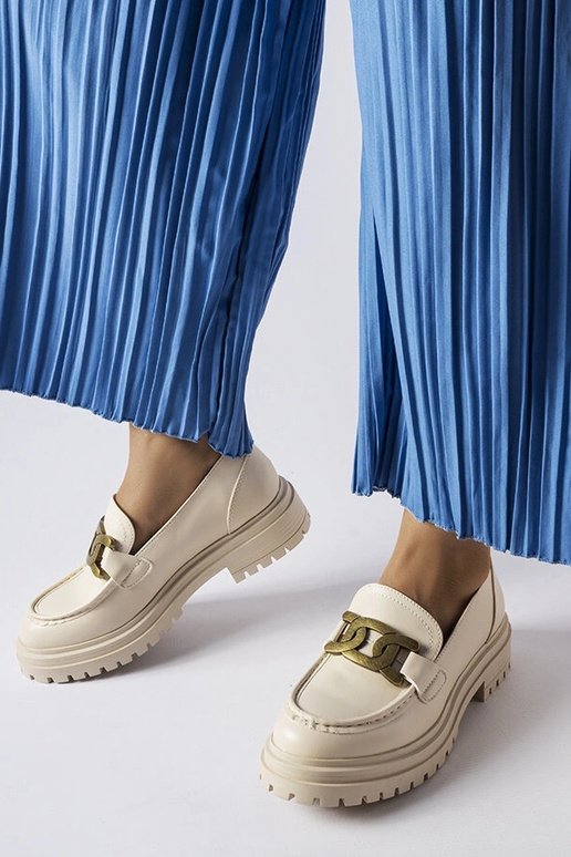 Mocassins bege decorados com fivela...