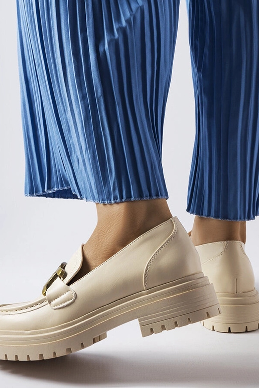 Mocassins bege decorados com fivela...