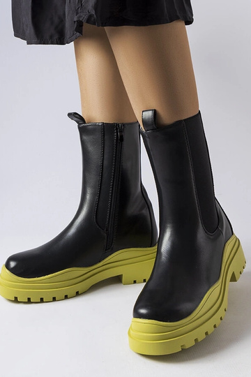 Botins pretos com sola...