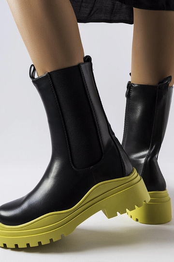 Botins pretos com sola... 2