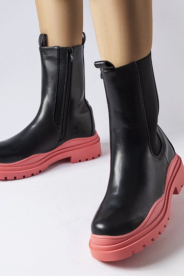 Botins pretos com sola Delebio colorida
