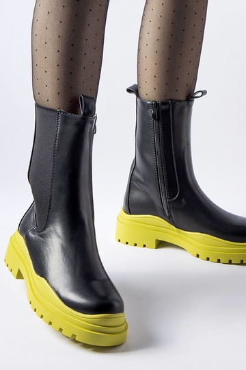 Botins pretos com sola Delebio colorida