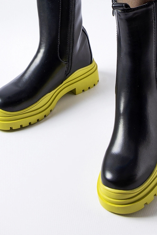 Botins pretos com sola Delebio colorida