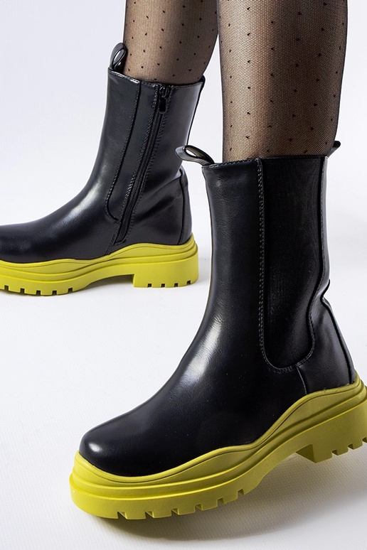 Botins pretos com sola Delebio colorida