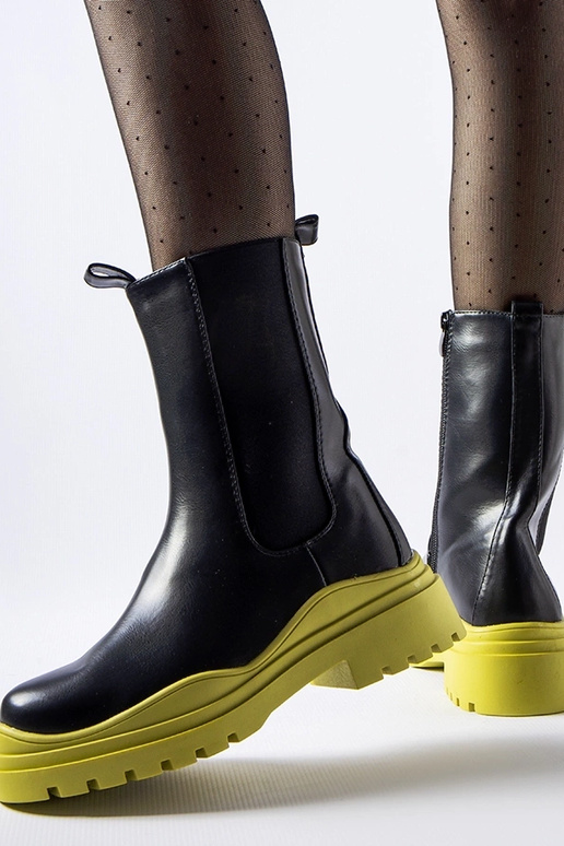 Botins pretos com sola Delebio colorida