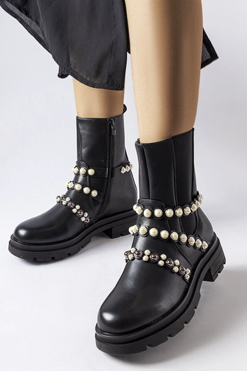 Botins pretos decorados com...